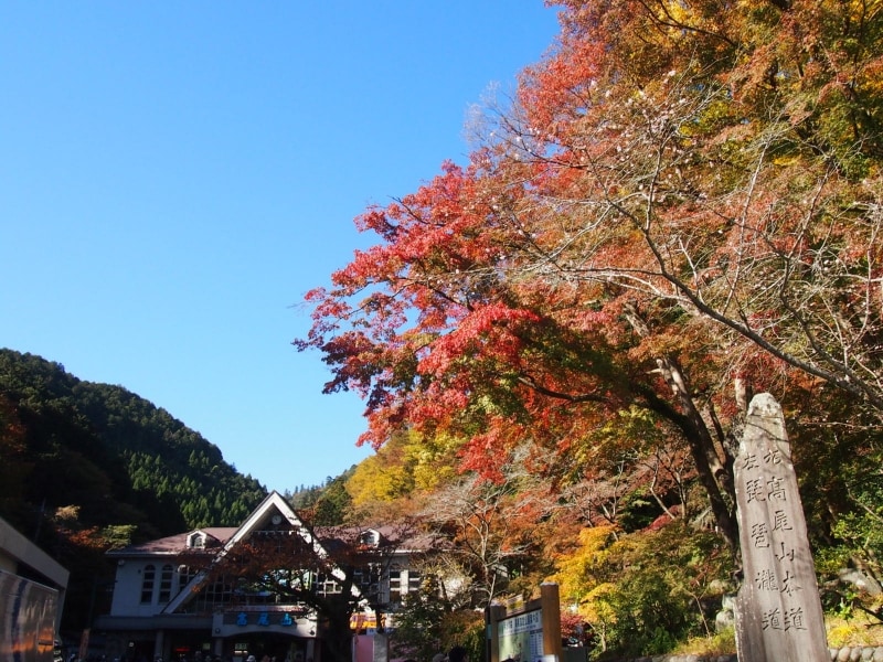 京王線の高尾山口駅から5分ほど歩くとケーブルカーの駅がある。