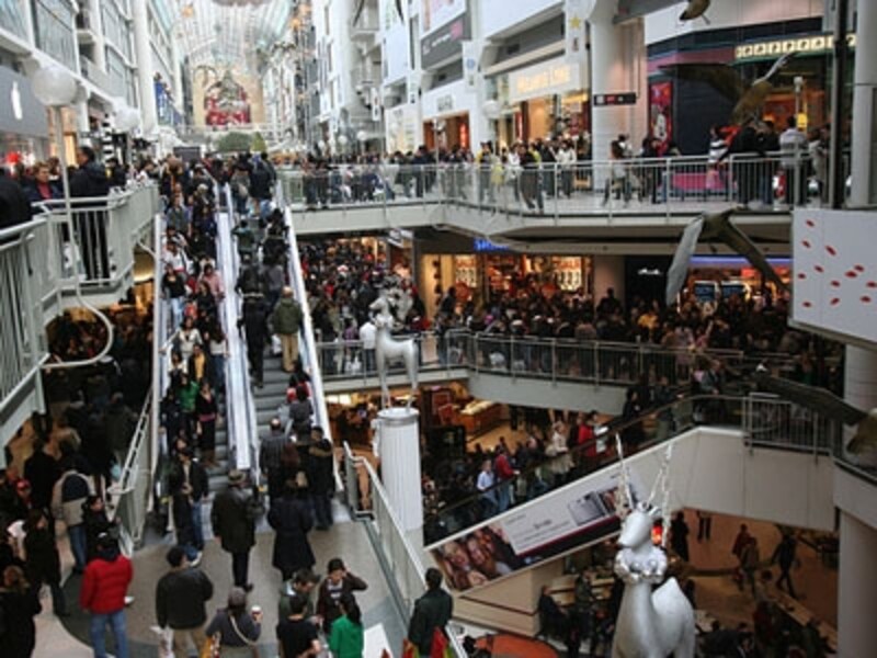 多くの買い物客で賑わうボクシングデイのショッピングモール (C) Eaton Center boxing day - 松林L