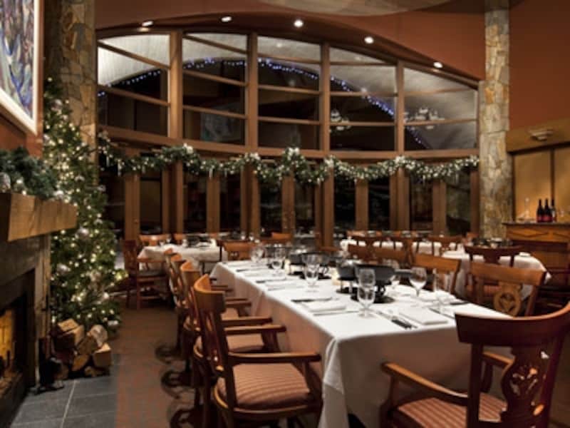 スペシャルディナーは、クリスマスのデコレーションが施されたメインダイニングルームにて (C) Fairmont Hotels and Resorts