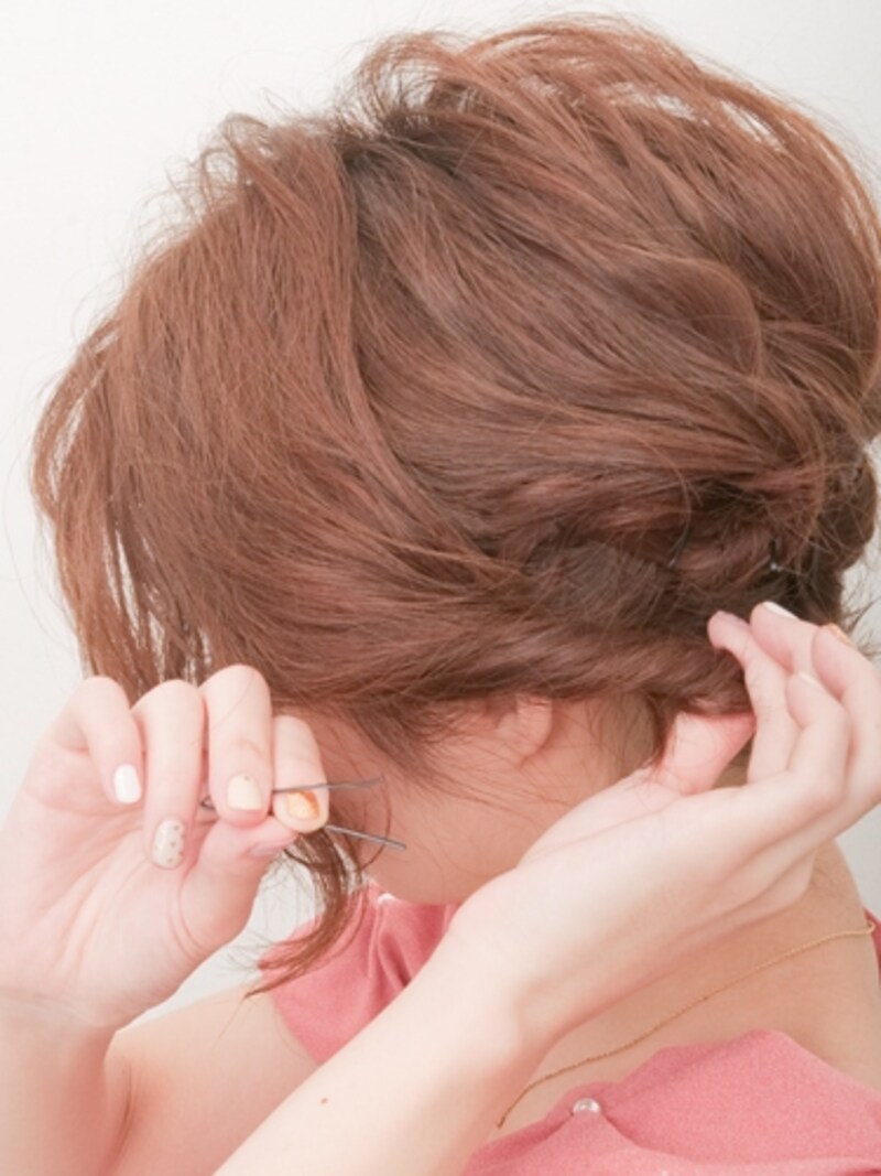 毛先は後ろのアレンジの中にいれこむ
