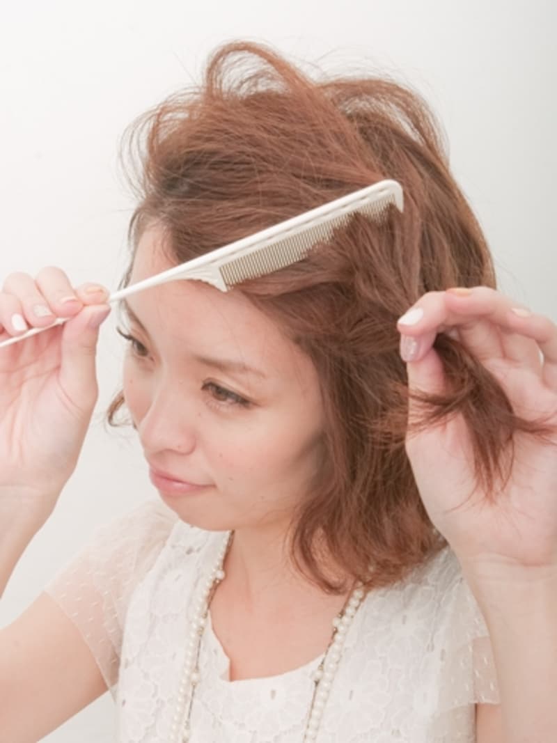 しっかり根元まで逆毛をたてる