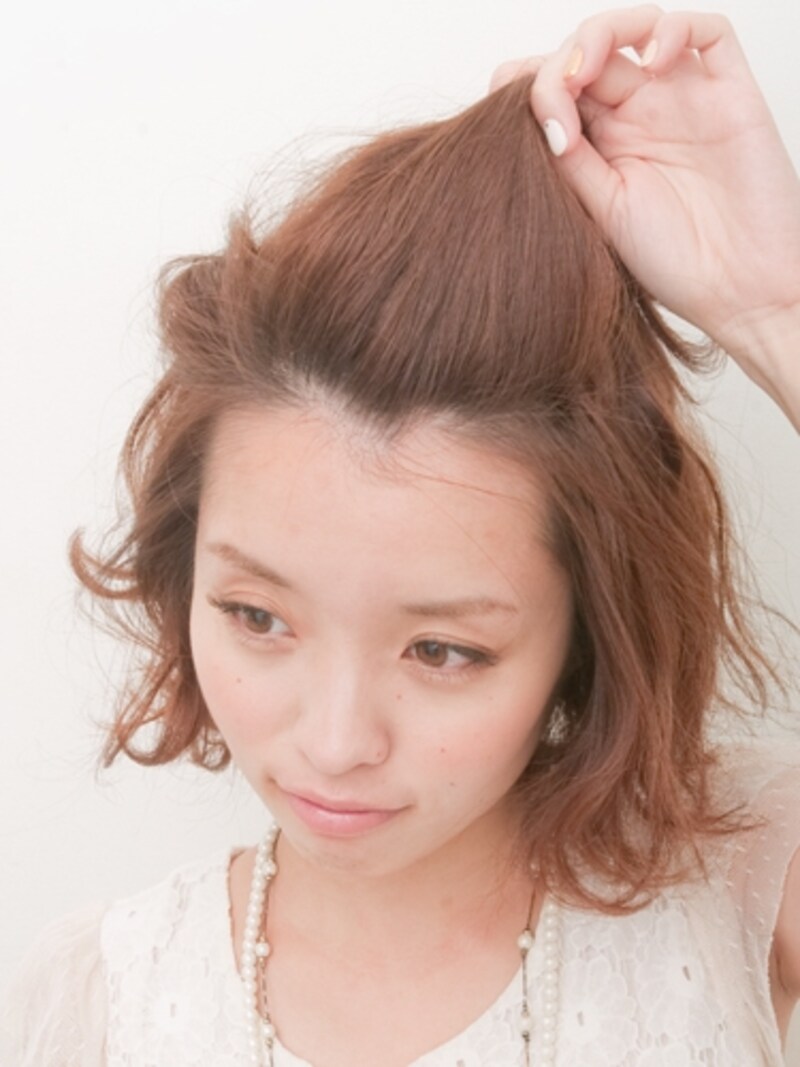 右側と同じこめかみの位置で分けとる