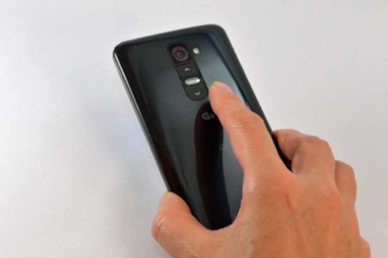 左右どちらの手でも人差し指で電源と音量が操作できます。少々慣れは必要ですが、このボタン位置は案外便利かもしれません。