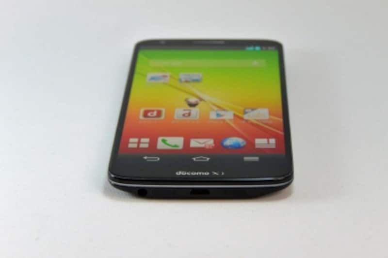 サイドにボタンが一切ないので、とてもすっきりとして見えます。厚さ約9.2mmスリムなのも、持ちやすさの理由のひとつです。