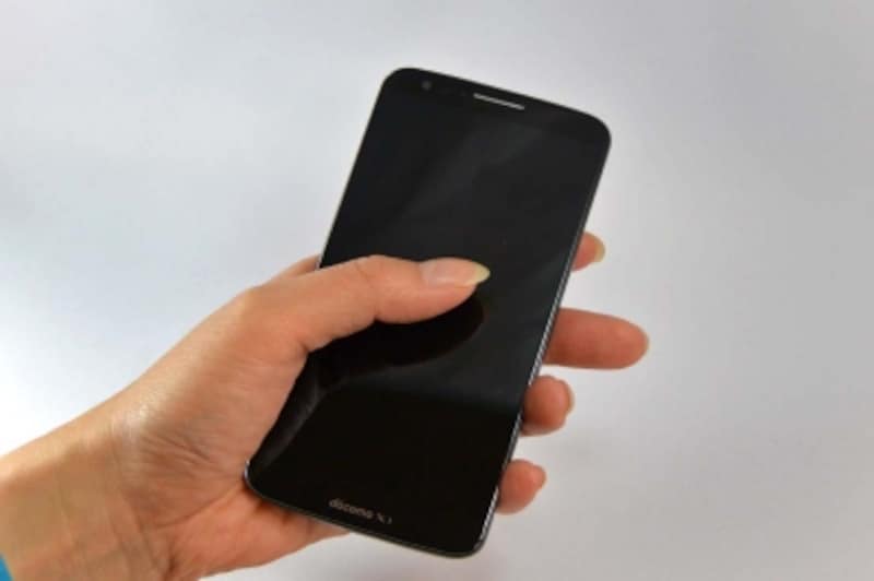 親指で画面をトントンと軽くたたくだけで画面が点灯します。消したいときも同じように、ホーム画面の空いている場所をトントンとたたけばOK。