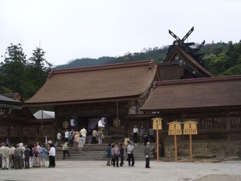 出雲大社（1）／拝殿と遷宮後の御本殿を望む