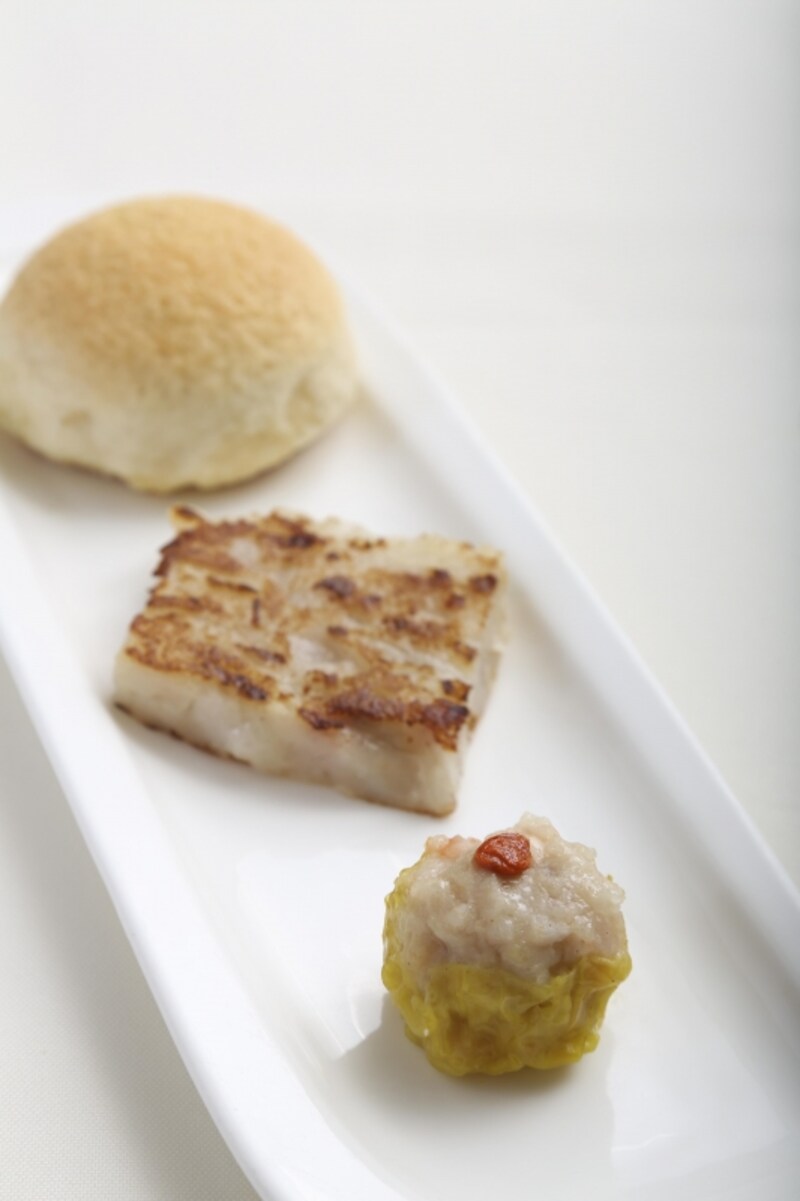 チャーシュー入りクリスピーパン、大根もち、海老シュウマイ