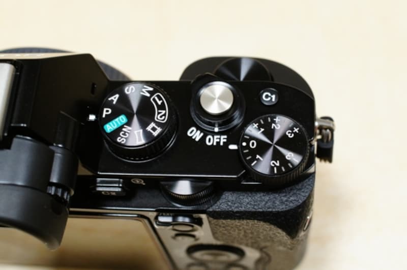 シャッター周りのダイヤル、ボタン。露出ダイヤルに加え、前後にダイヤルを装備しています。