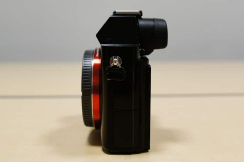 本体左からの図。フルサイズだが、ミラーレスらしい本体の薄さ。