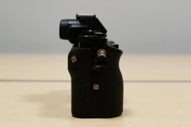 本体右からの図。グリップ部分にNFCのセンサーと、動画録画ボタンを搭載。