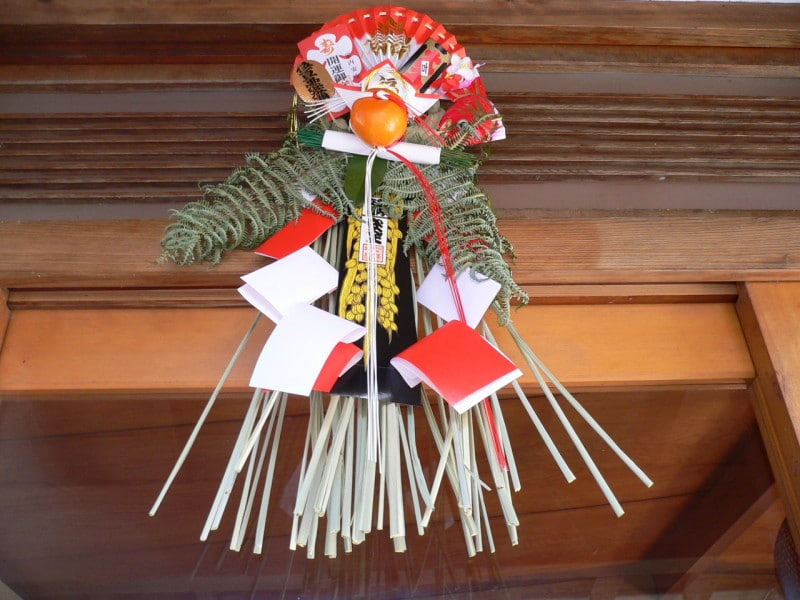 しめ縄・しめ飾りの種類：玉飾り　東日本に多い玉飾りは、よく見ると、後ろのしめ縄が玉のような輪になっています