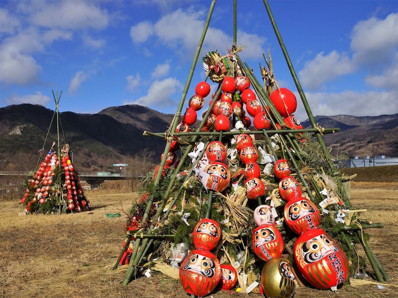 左義長(どんど焼き)では、正月飾り、だるまなどの縁起物、書き初めなどを燃やします