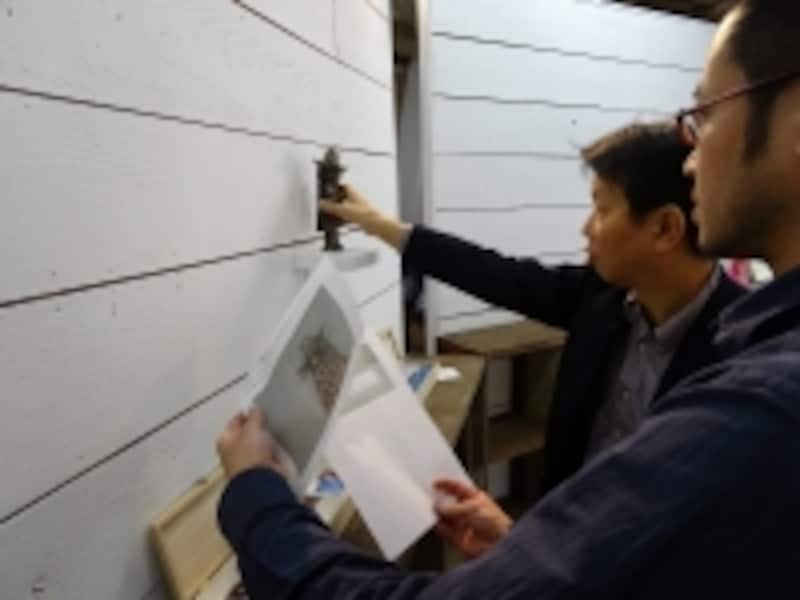 搬入当日に来られないアーティストからの「指示書」を見ながら作品設置