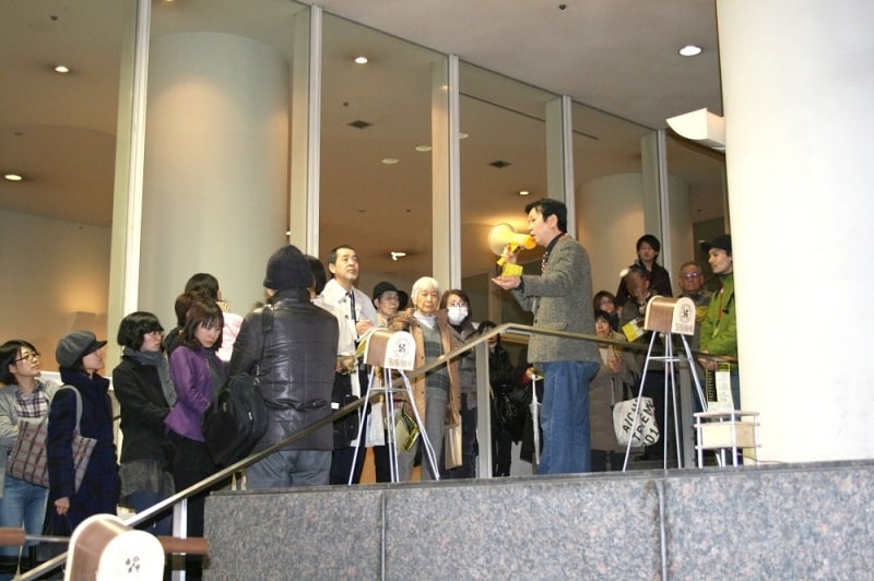 あいちトリエンナーレ地域展開事業「アーツ・チャレンジ2012」作品見学ツアー 嶋田晃士作品の解説をする加藤義夫