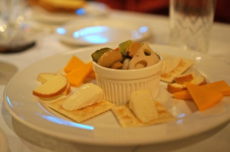 チーズとピクルスの盛り合わせ