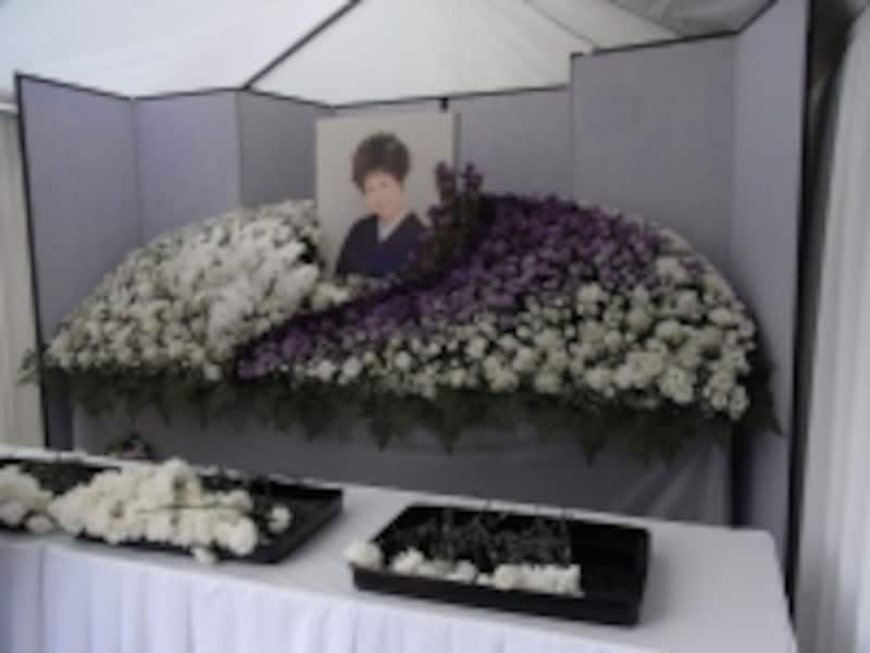 一般参列者用の祭壇。献花用にカーネーションが配られました。