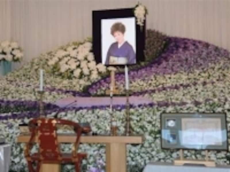 祭壇右側の額は、1999年に受章した紫授褒章。ご自身が使用されていた白いマイクも祭壇中央に飾られています。