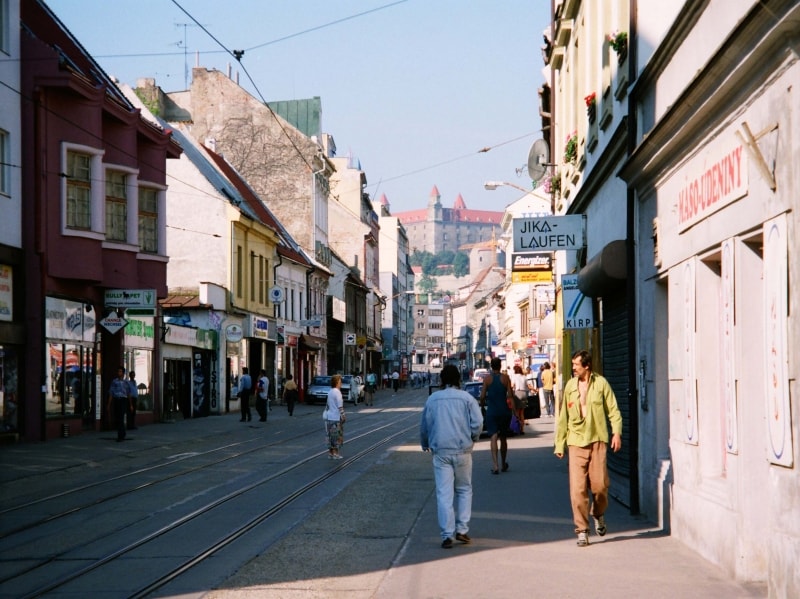 ウィーンから電車で約1時間！スロバキアの首都ブラチスラバ。奥に有名なブラチスラバ城が見える