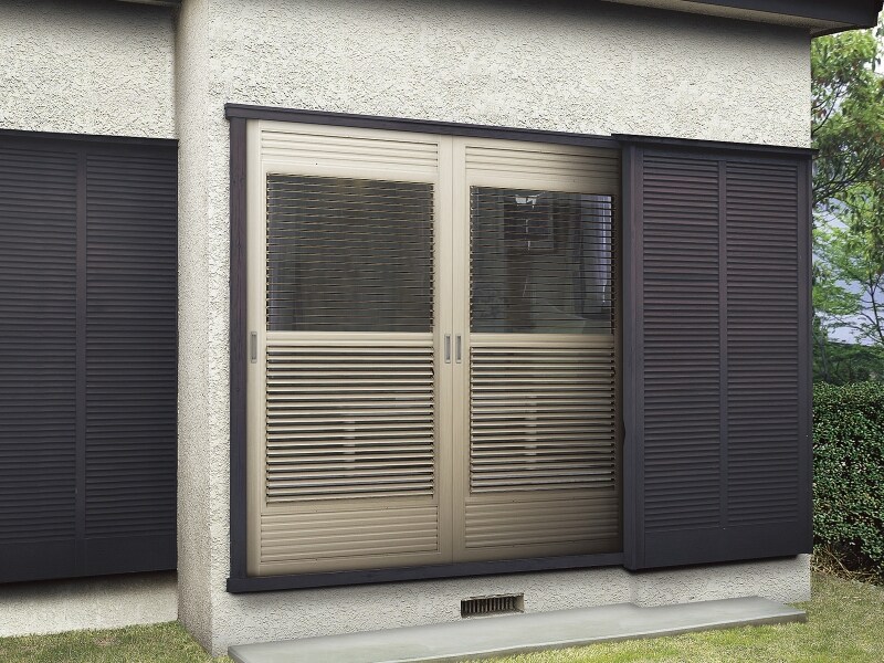 可動ルーバータイプであれば、プライバシーを確保しつつ、効率的な通風が可能。undefined[単体雨戸] LIXILundefined http://www.lixil.co.jp/