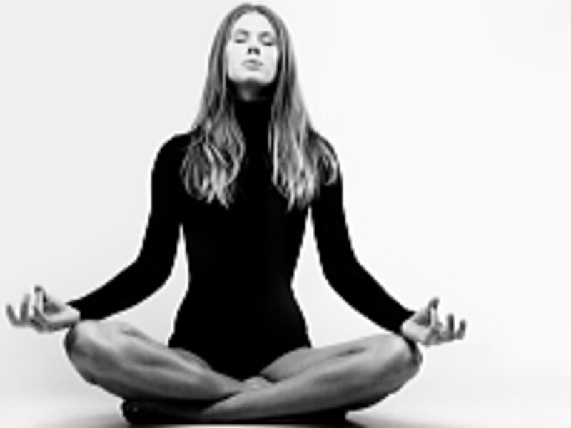 呼吸に耳を傾ければ、今の自分の心の状態がわかります。ゆっくりと鼻呼吸を繰り返してみましょう。