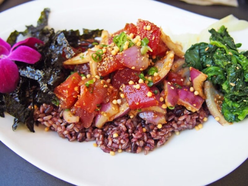 雑穀米にマグロ(アヒ)の醤油漬けがのったショウユアヒポキボウル。ほかにスパイシーサーモン、スパイシーアヒなどポキボウルは5種類ある