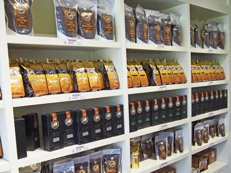 コナコーヒーのなかでも等級の高いエクストラファンシーとNo.1、そして、等級外の最高級コナコーヒー、ピーベリーを扱っている