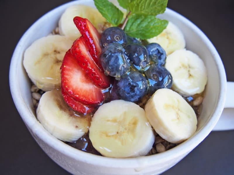 仕上げにかけたハワイ島産のオーガニックはちみつがキラキラ光って見た目もキレイなアサイーボウル