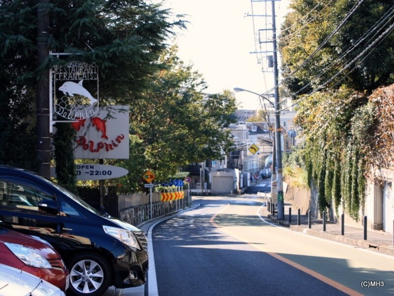 有名レストラン（左）のある坂道