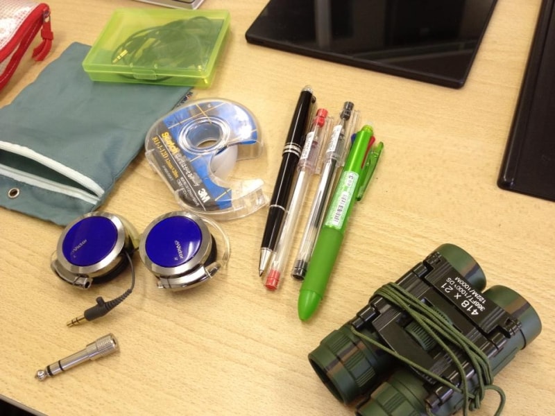 ７つ道具。双眼鏡は、留学中にロシア市場で手に入れられた思い出の品とのこと。テープは資料を貼ったりする際使用。ペンも数種、シーンによって使い分けるそうです。