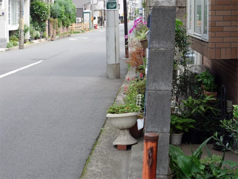 傾きかけた古いブロック塀