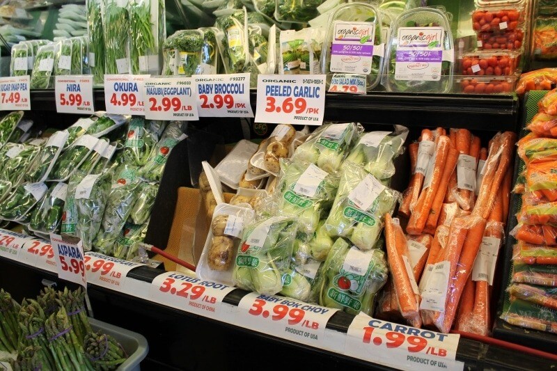 生鮮食品など、重さ（ポンド）により料金が決まるものはこのように（/lb）表示される。（/pk）とあるのは、パックごとの料金