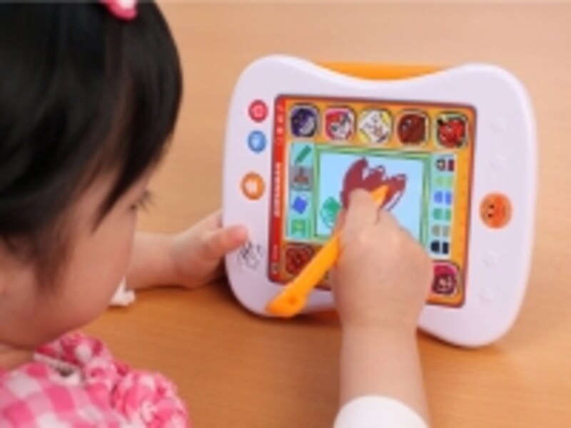 付属のタッチペンで、絵や文字がすいすい書けます
