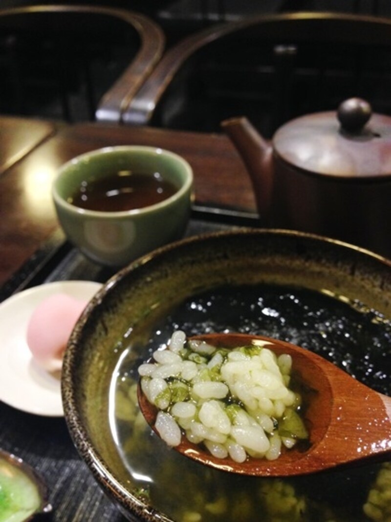 ほうじ茶に溶け込む海苔