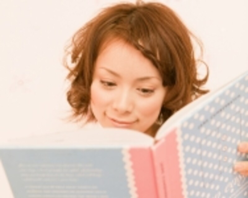 本を読む女性