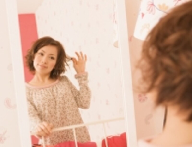 鏡を見る女性