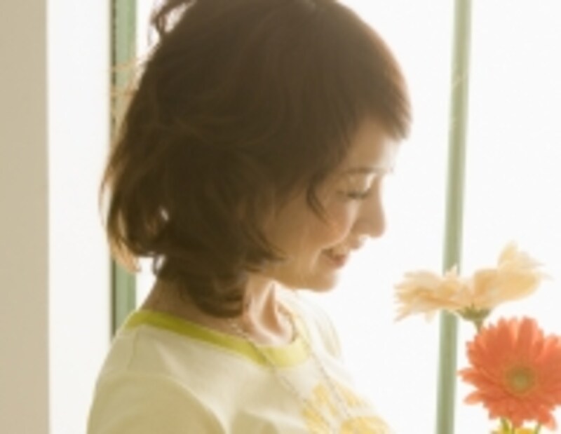 花を見る女性