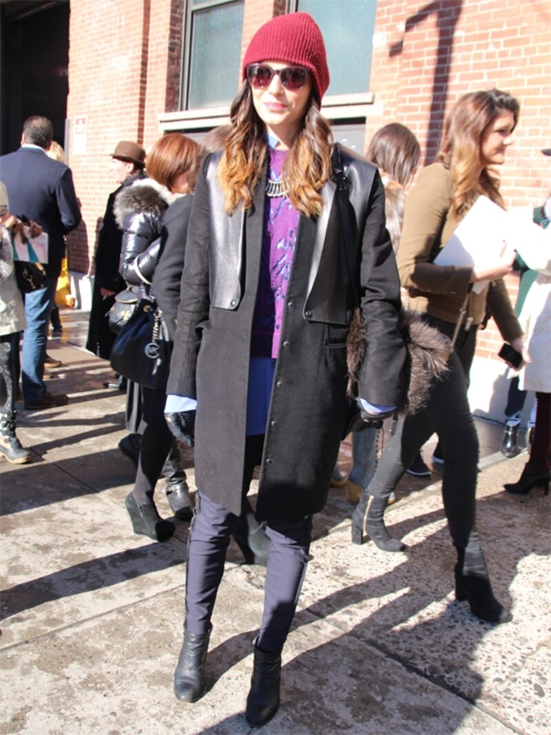 パンツルック＋赤ニット帽