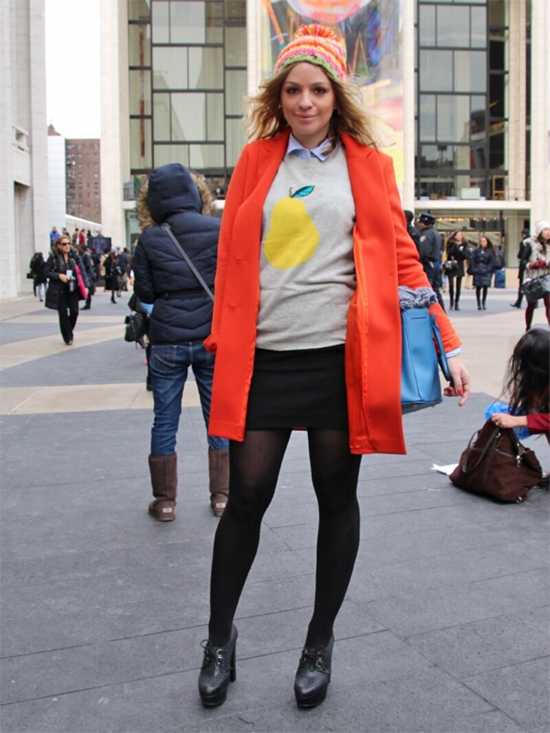 タイトスカート＋ポンポンニット帽