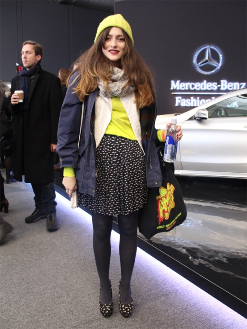 フレアスカート＋ネオンカラーニット帽