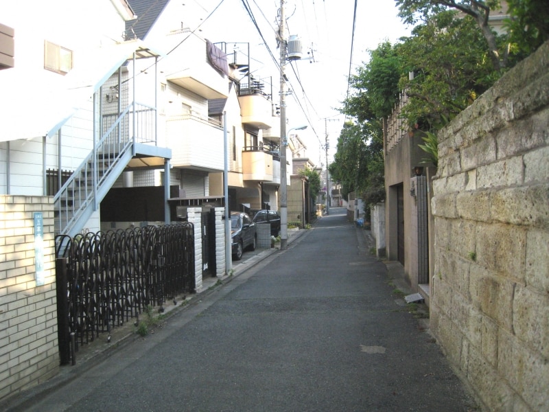 路地とアパート