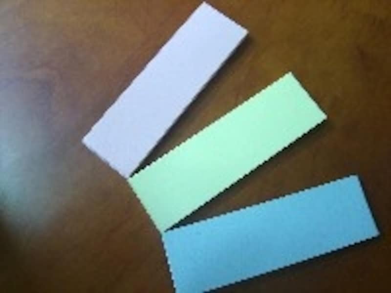 付せんには、赤、黄、青など、いろいろな色がある。