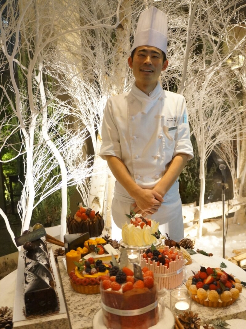 012年3月にパリの洋菓子世界大会『ル・モンディアル・デ・ザール・シュクレ2012』で優勝した岡崎正輝氏