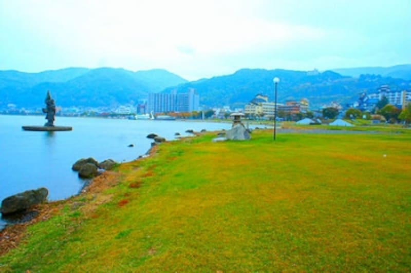 諏訪湖畔に近代的な宿が立ち並ぶ上諏訪温泉 温泉 all about