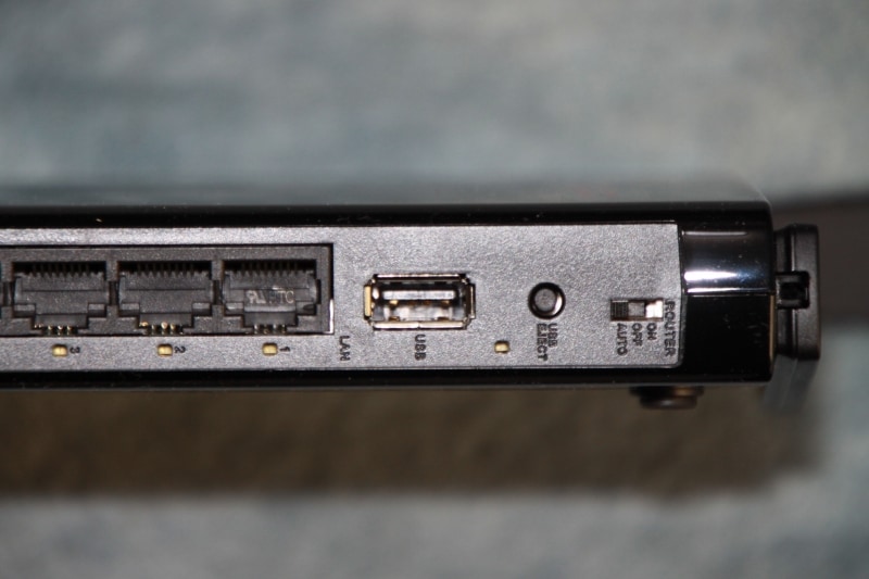 中央のUSB端子にUSBデバイスを接続するとNASになる