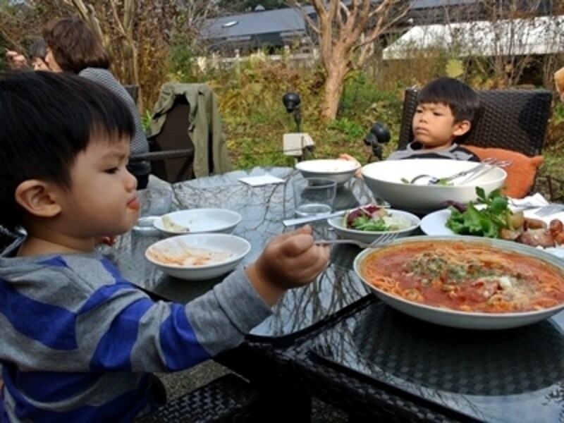 子どもたちのはしゃぎ声もすっと自然の中に消えていく、これはテラス席ならでは！