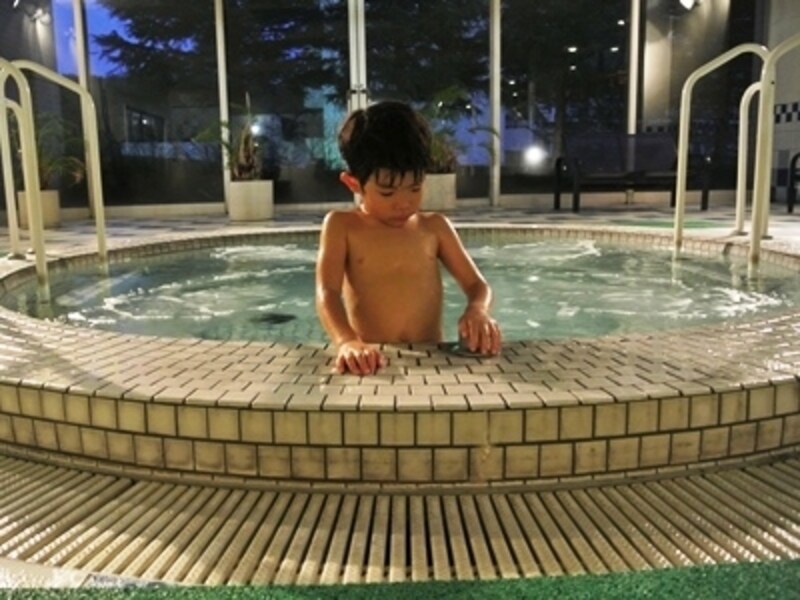 プールには水着で入れるジャグジーもついているので、ママ・パパもゆったり