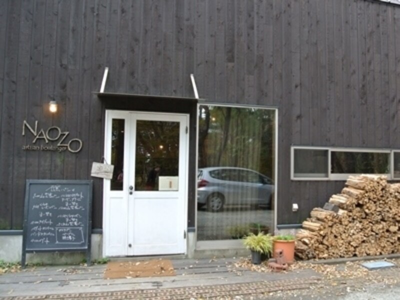 こちらが外観。外まで薪の香りが漂ってきます