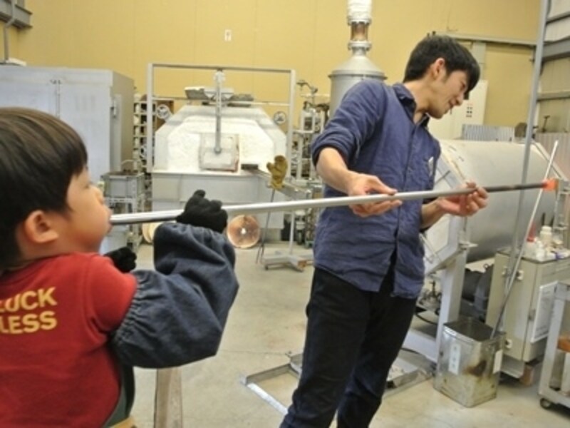 熱したガラスをぶぉぉ～と吹かせてもらえます