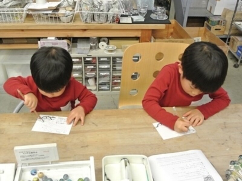 スタジオには、珍しい器具や道具がずらりと並んで、子どもたちの目がキラキラと輝いていました