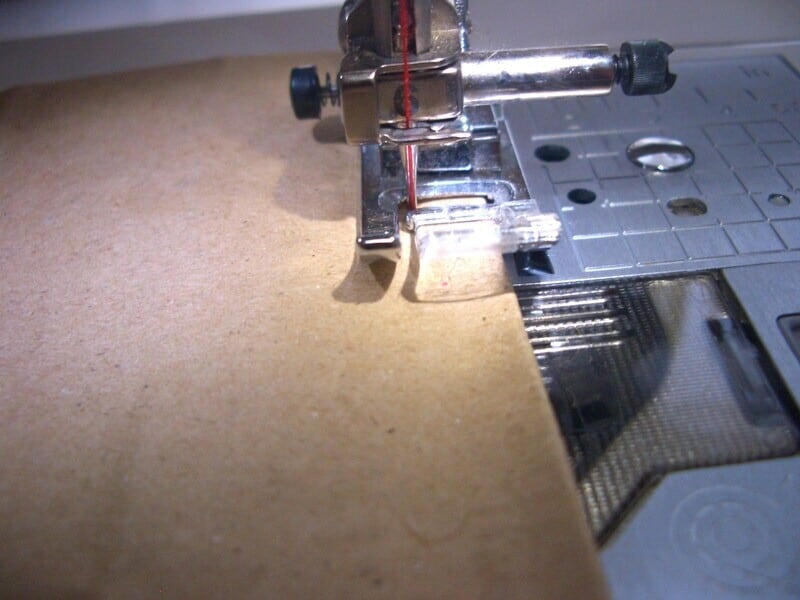 紙にミシンステッチを入れるコツとは